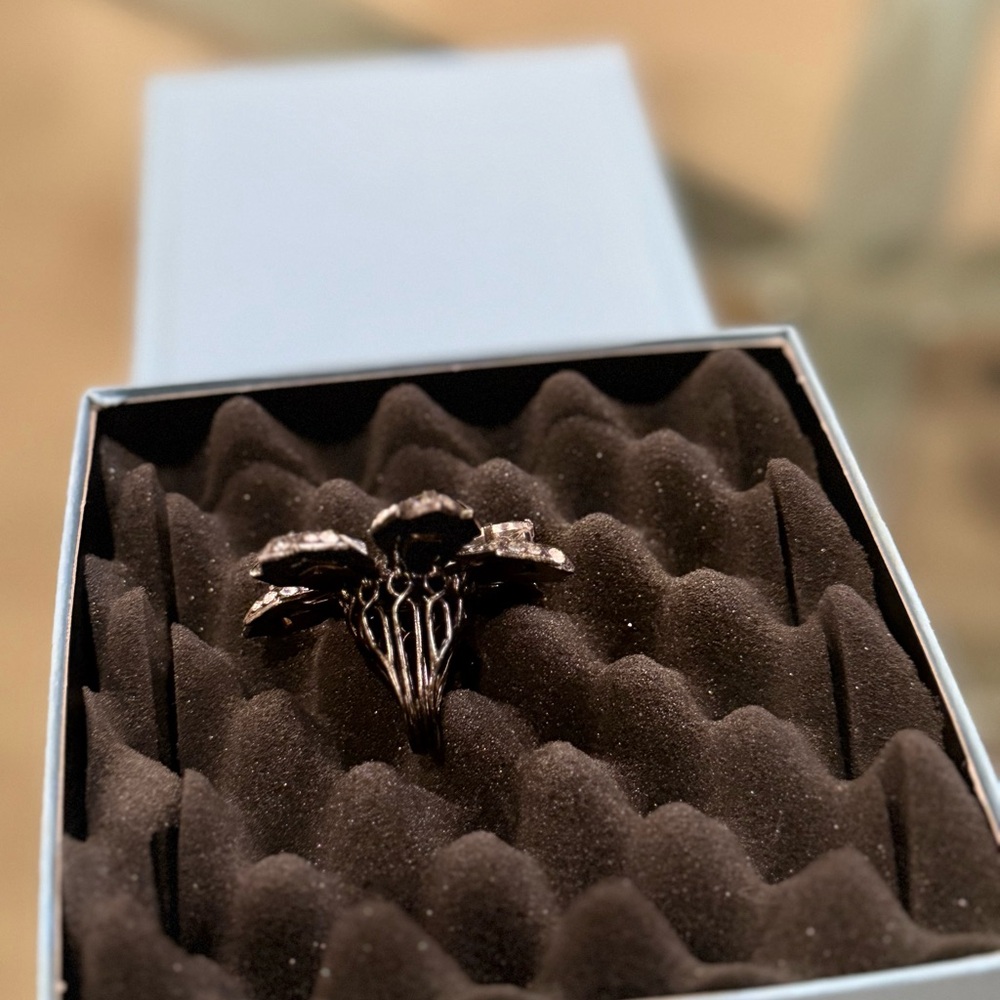 Authentic Lanvin Crystal Flower Ring - Picture 4 of 9